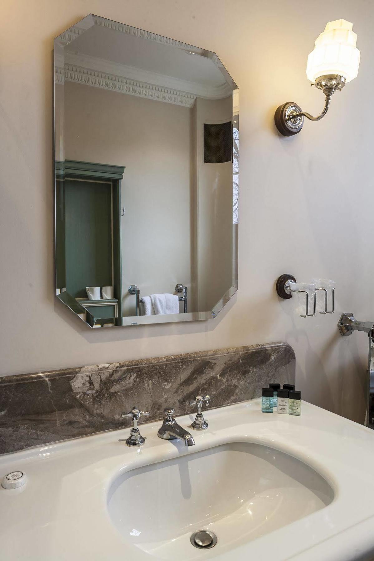 Great Northern Hotel; Sure Collection By Western 3*
