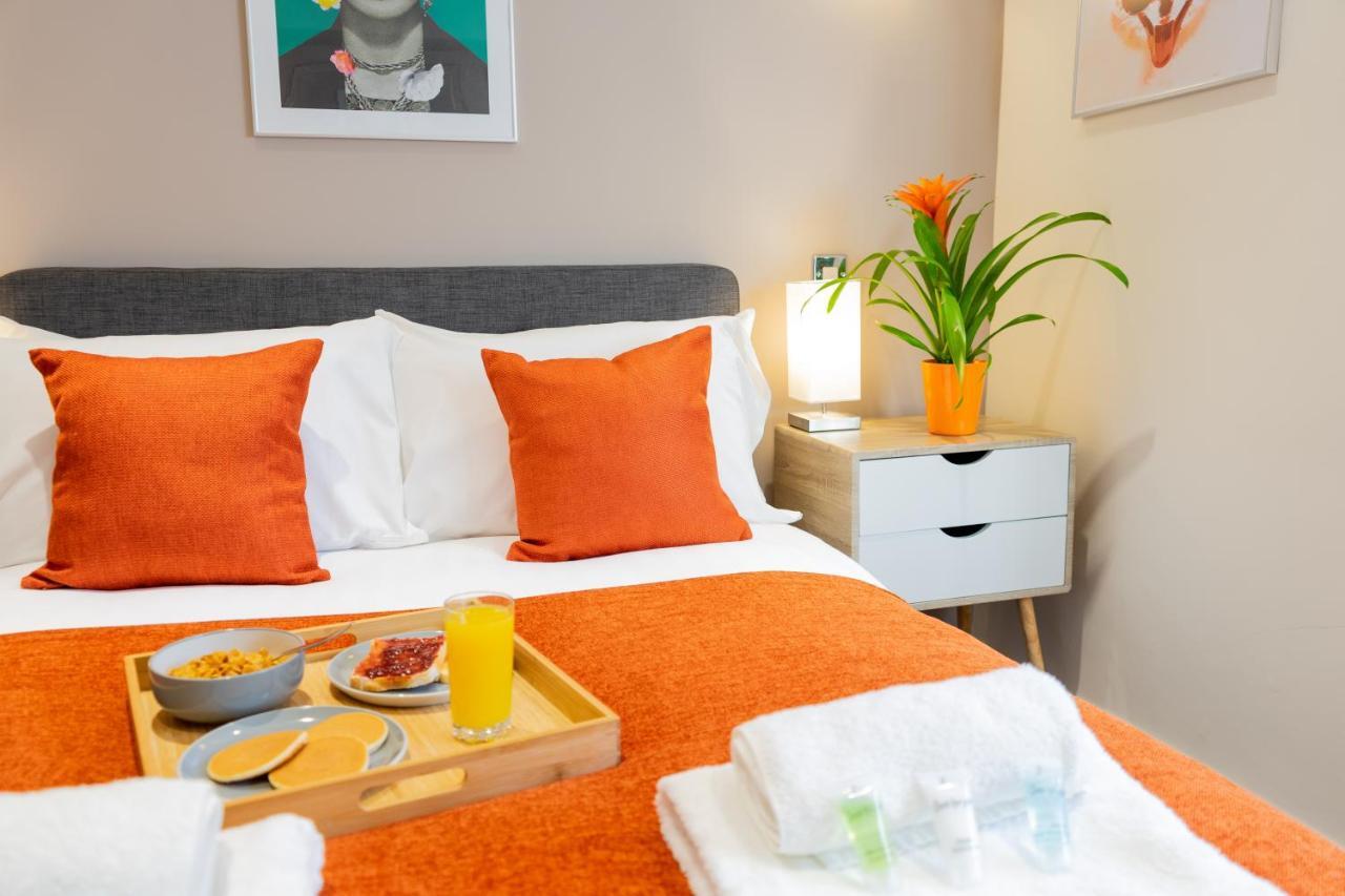 Apartment Centre Haven: Stylish 2-bed With Secure Parking & Garden *