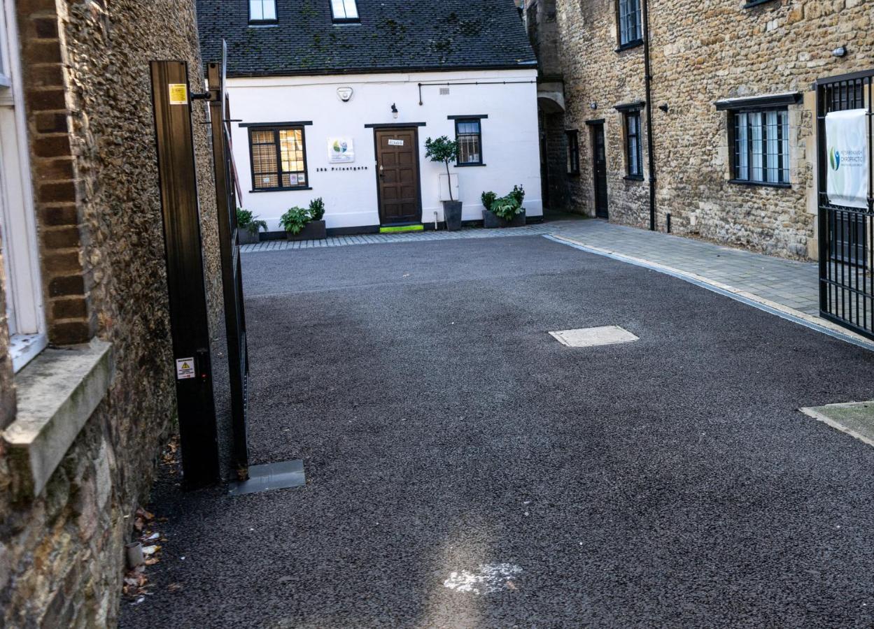 Centre Haven: Stylish 2-bed With Secure Parking & Garden * Peterborough