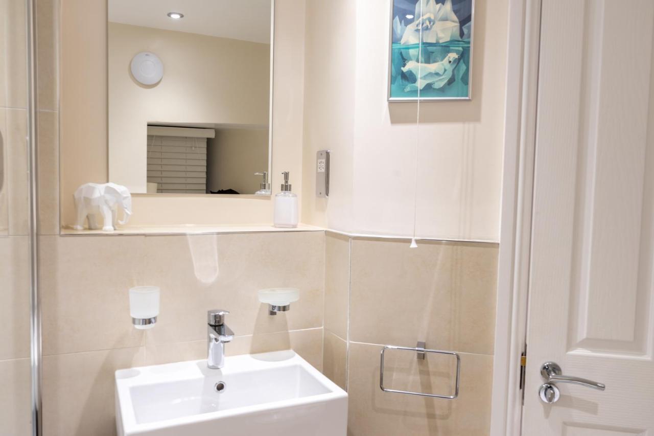 Apartment Centre Haven: Stylish 2-bed With Secure Parking & Garden *