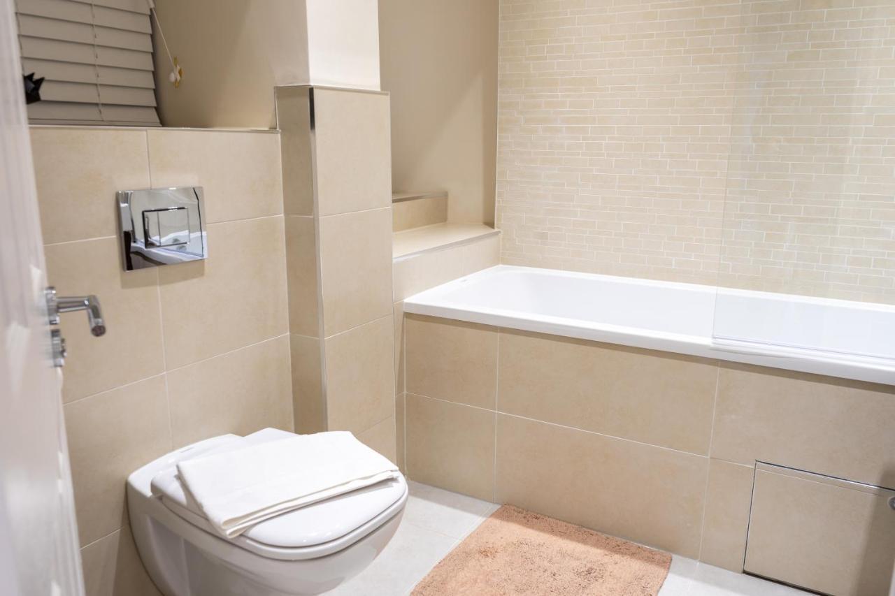 Centre Haven: Stylish 2-bed With Secure Parking & Garden *