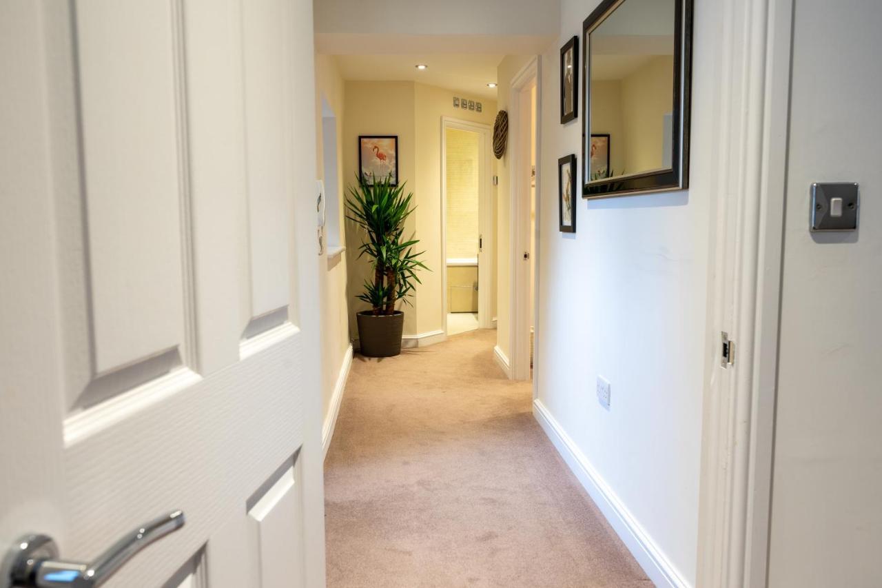 Centre Haven: Stylish 2-bed With Secure Parking & Garden Peterborough