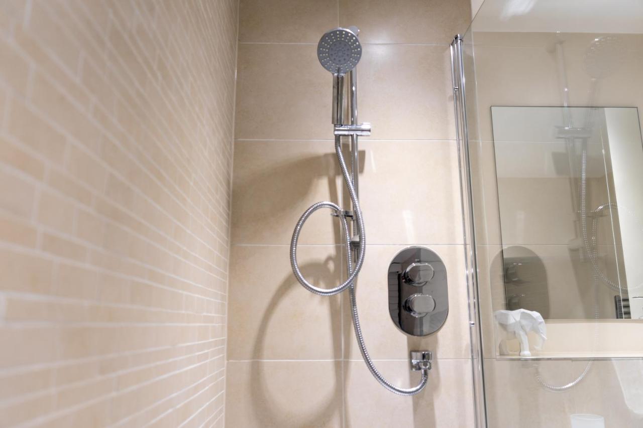 Centre Haven: Stylish 2-bed With Secure Parking & Garden *