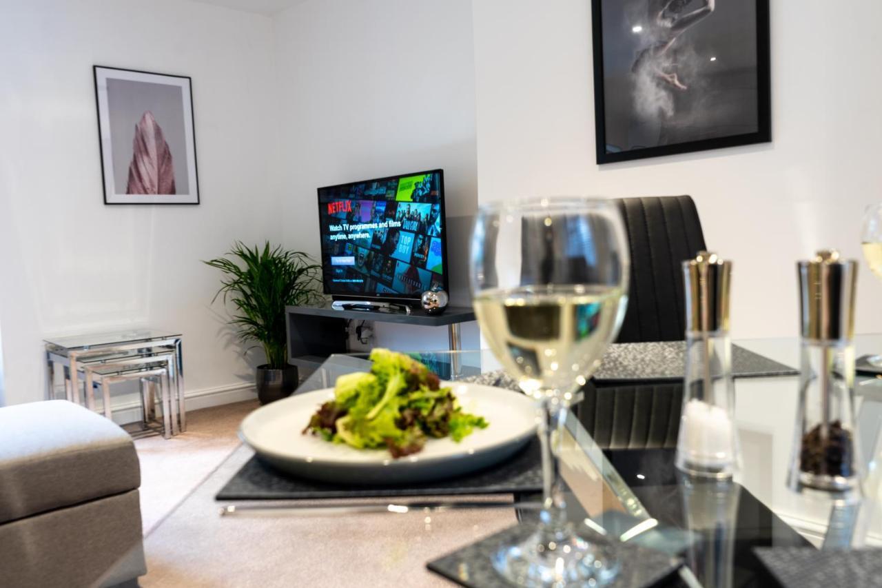 Centre Haven: Stylish 2-bed With Secure Parking & Garden Peterborough