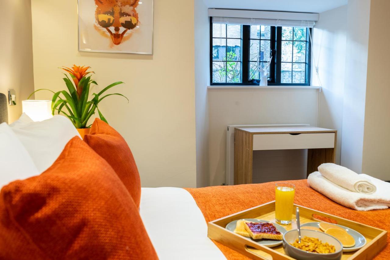 Centre Haven: Stylish 2-bed With Secure Parking & Garden Apartment
