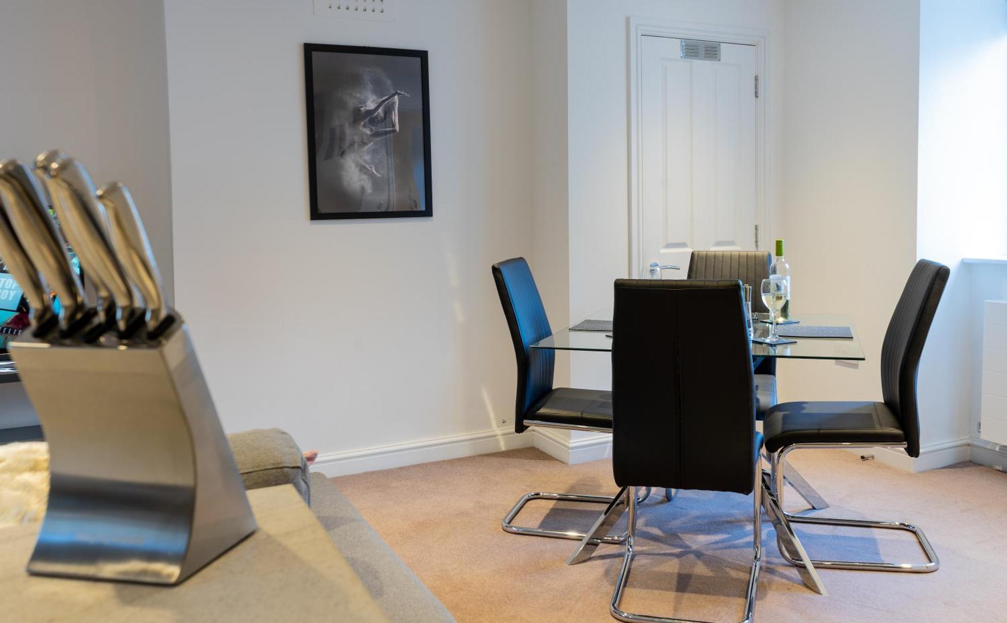 Apartment Centre Haven: Stylish 2-bed With Secure Parking & Garden *
