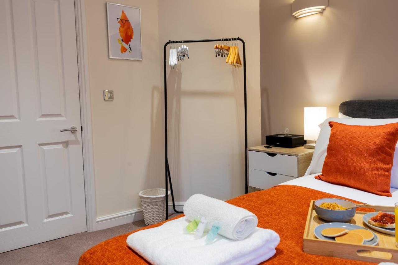 Centre Haven: Stylish 2-bed With Secure Parking & Garden Apartment *