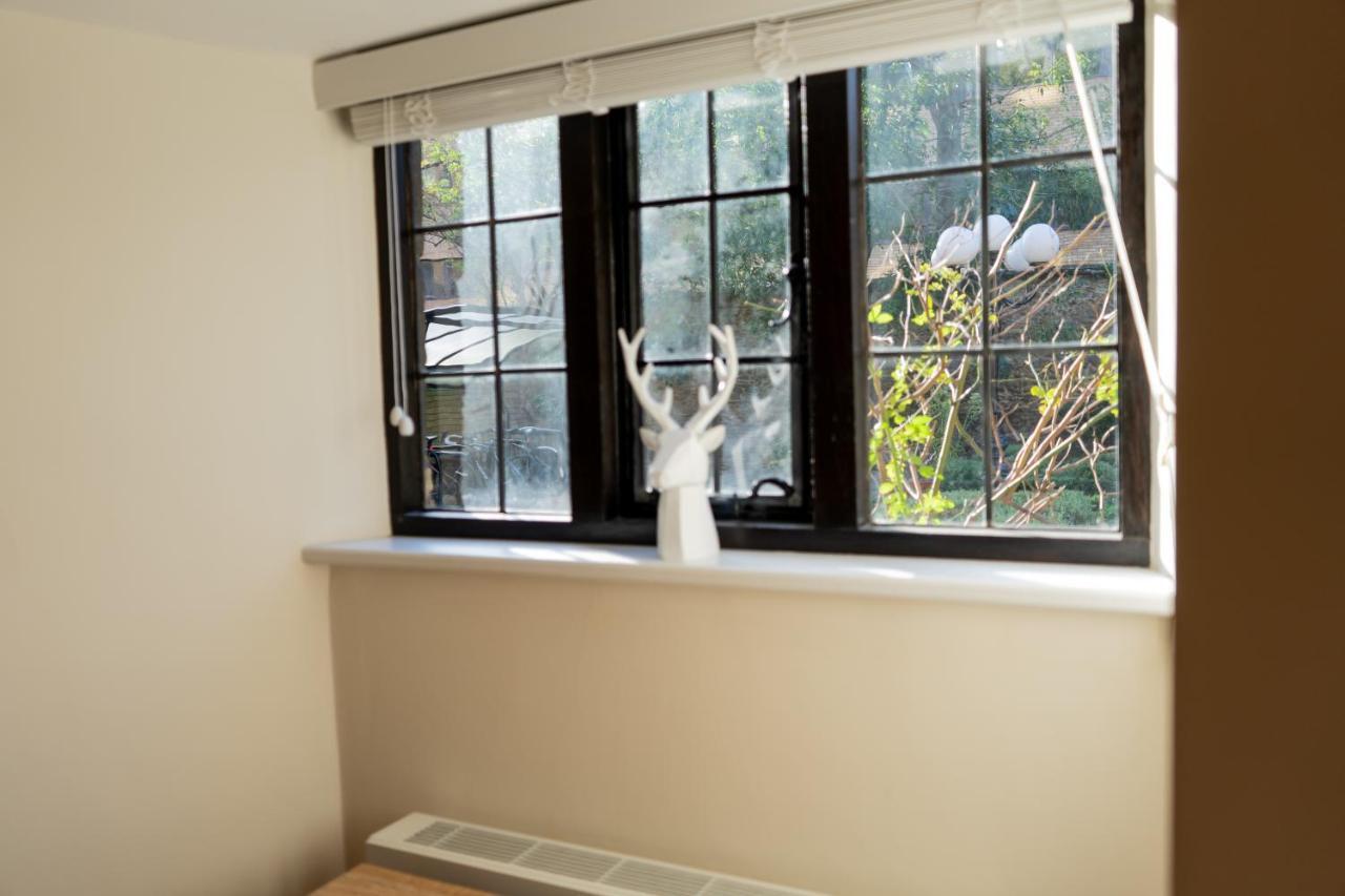 Centre Haven: Stylish 2-bed With Secure Parking & Garden