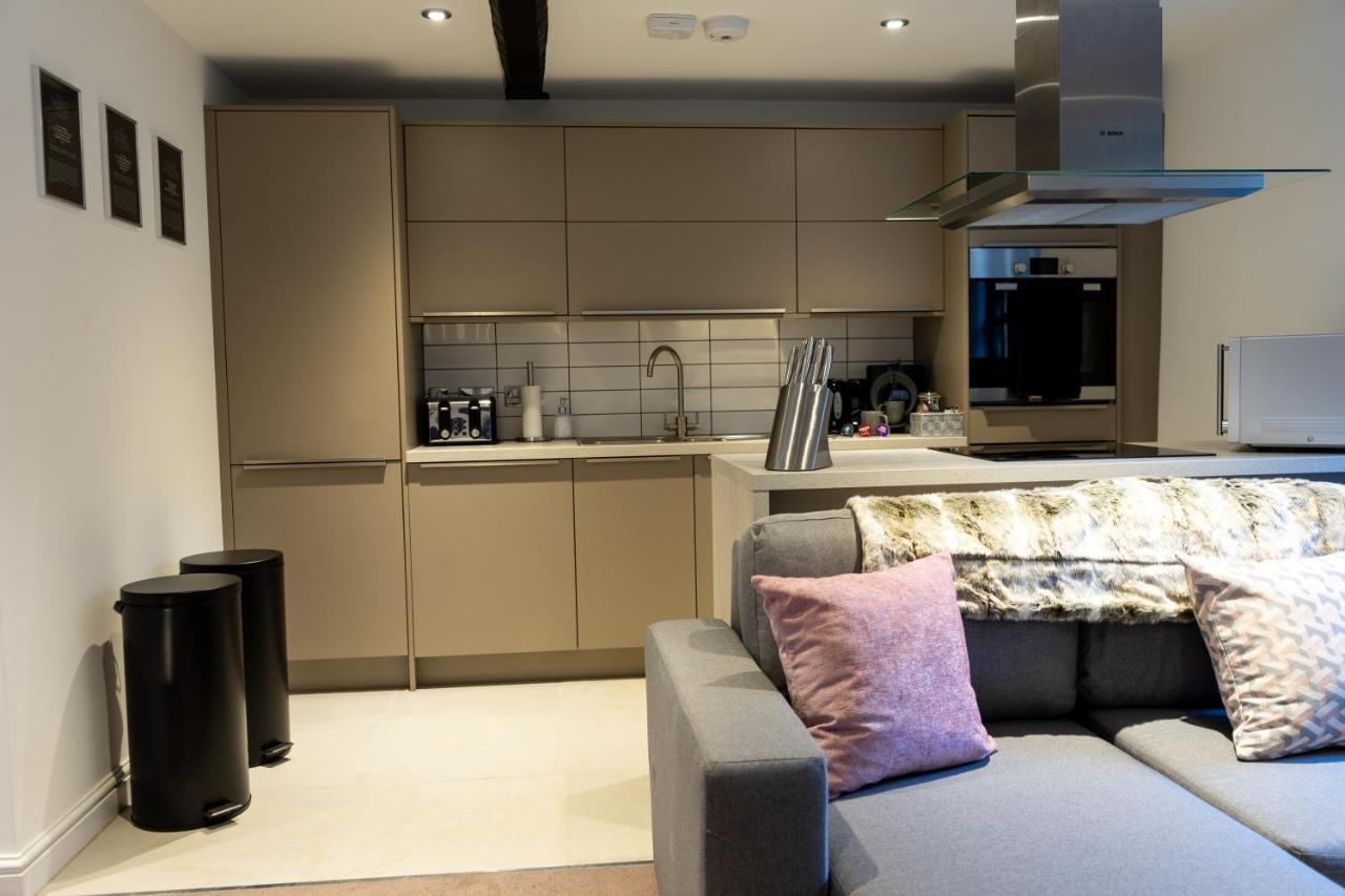 Centre Haven: Stylish 2-bed With Secure Parking & Garden Apartment *