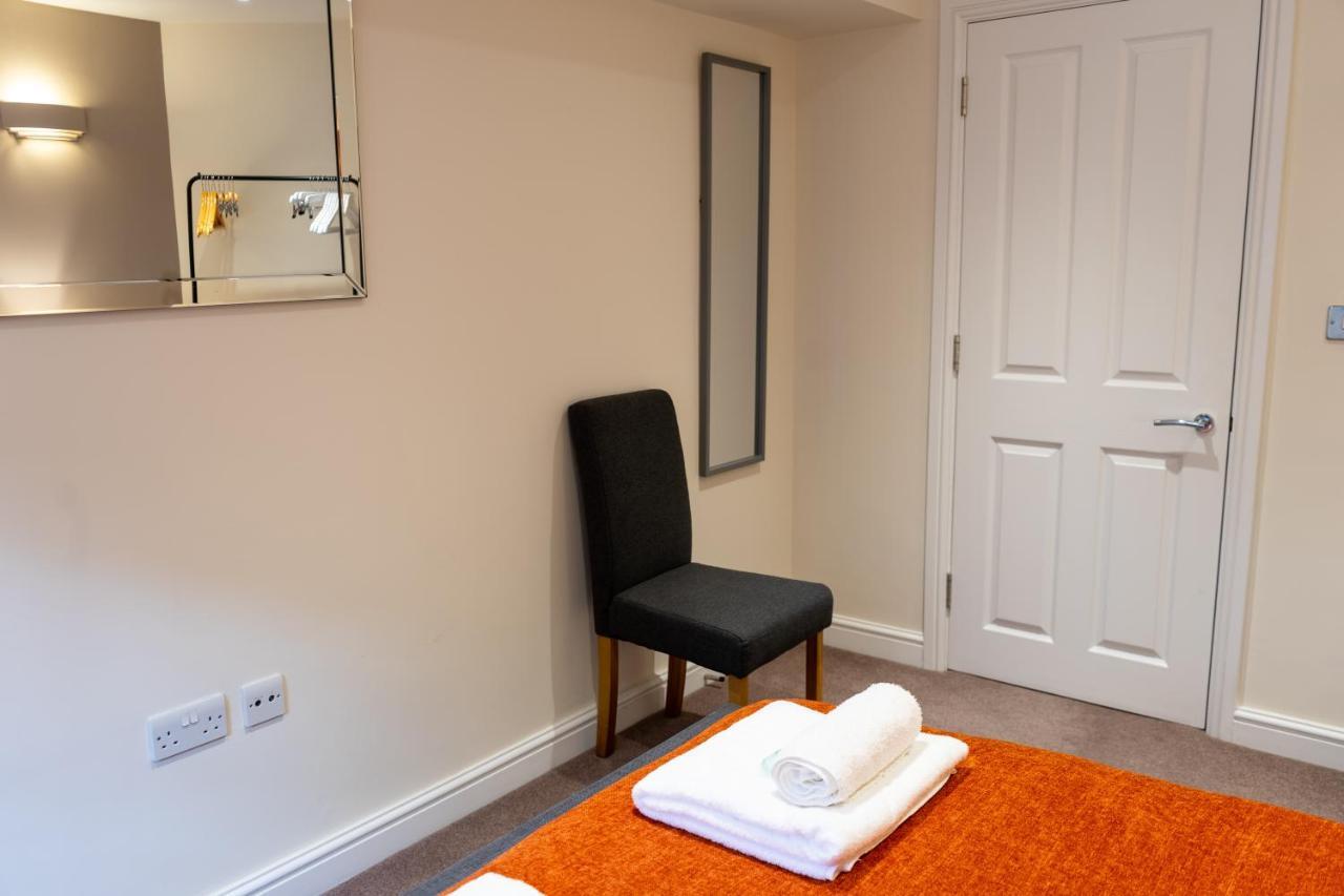 Centre Haven: Stylish 2-bed With Secure Parking & Garden Apartment *