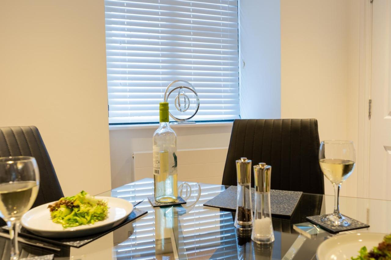 Centre Haven: Stylish 2-bed With Secure Parking & Garden Apartment