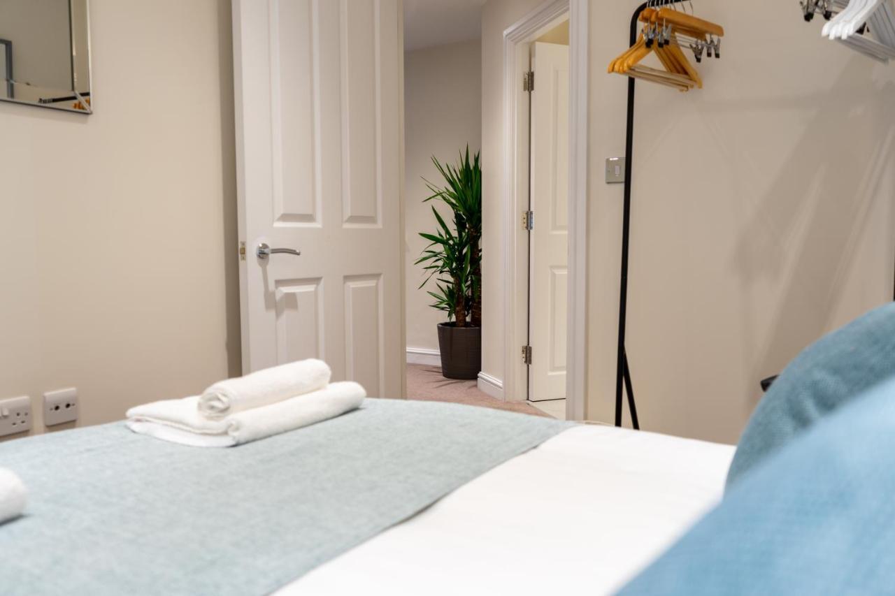 Centre Haven: Stylish 2-bed With Secure Parking & Garden *