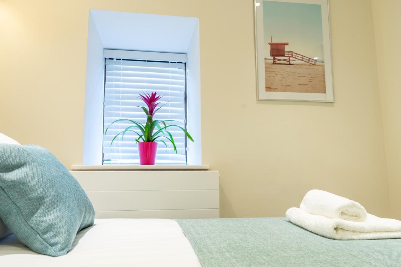 Centre Haven: Stylish 2-bed With Secure Parking & Garden Peterborough