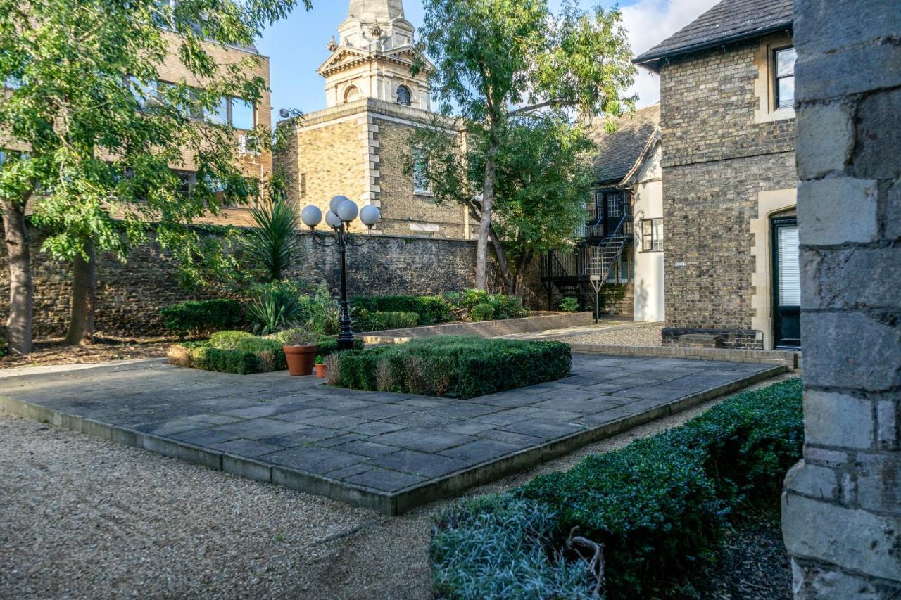 Centre Haven: Stylish 2-bed With Secure Parking & Garden Apartment *