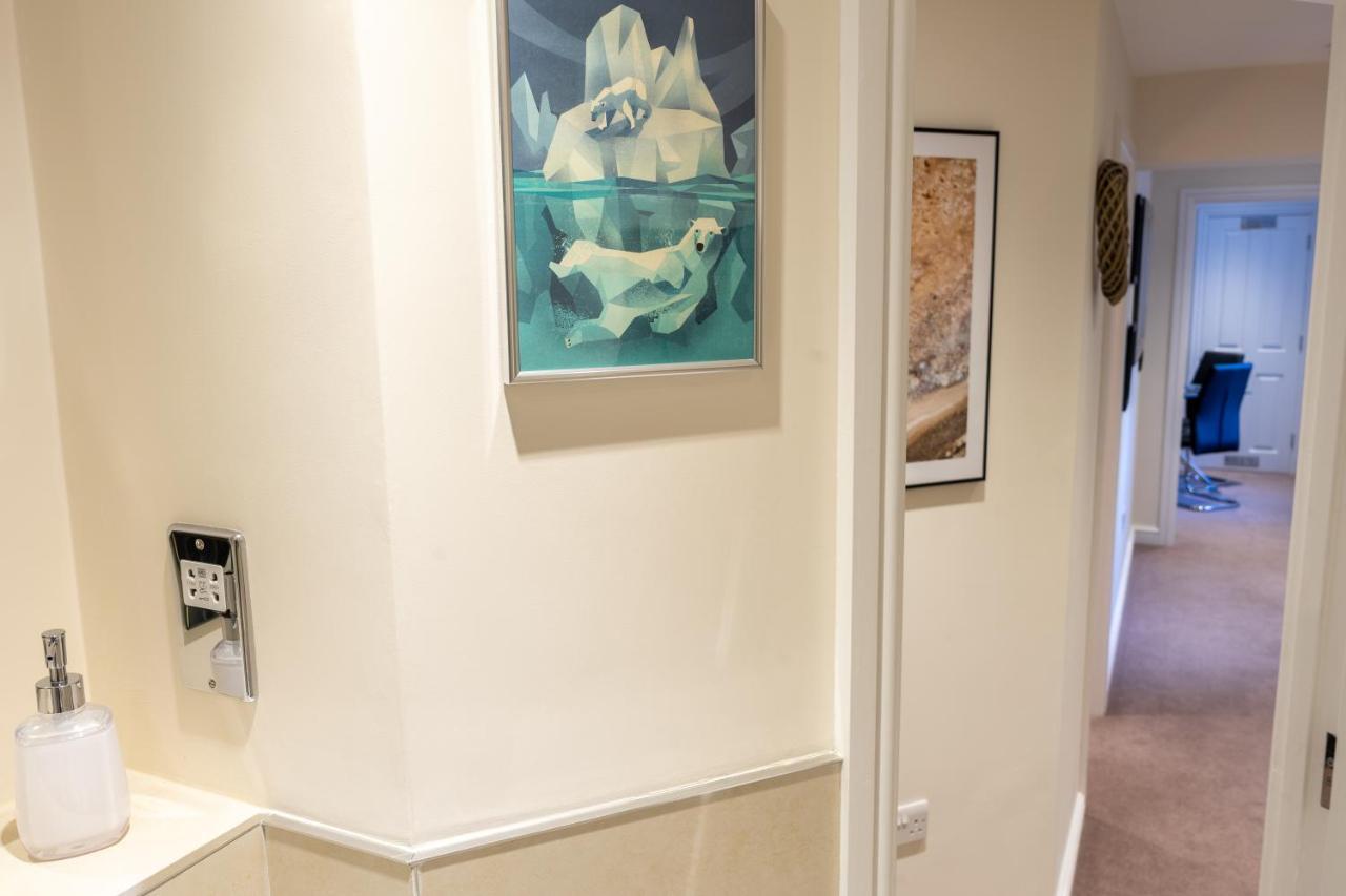 Centre Haven: Stylish 2-bed With Secure Parking & Garden *
