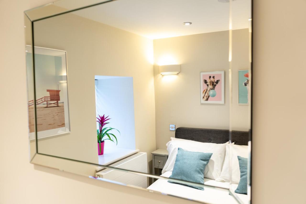 Centre Haven: Stylish 2-bed With Secure Parking & Garden Apartment *