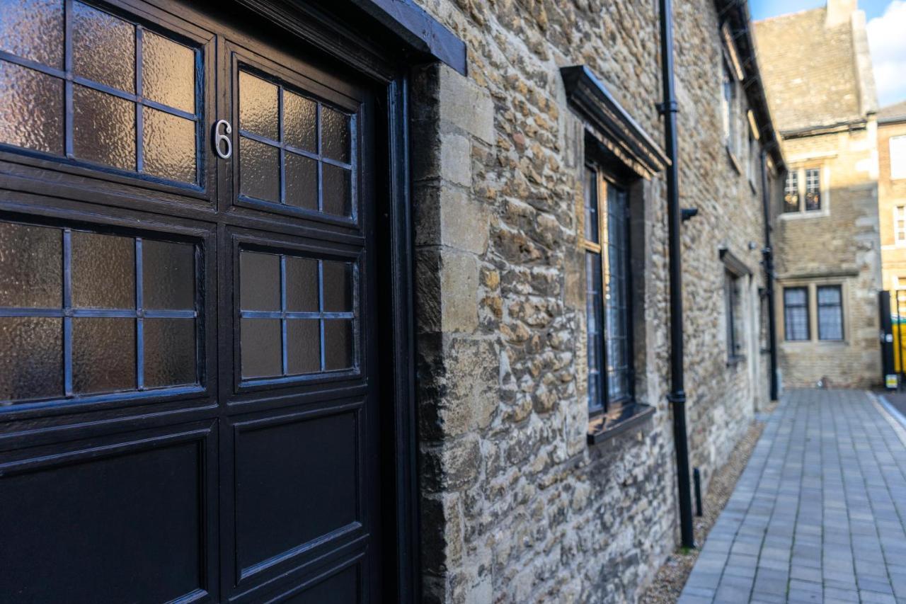 Centre Haven: Stylish 2-bed With Secure Parking & Garden