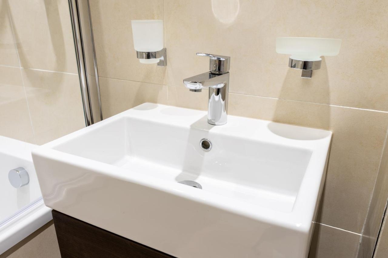 Centre Haven: Stylish 2-bed With Secure Parking & Garden Apartment Peterborough