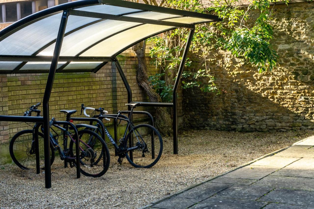 Centre Haven: Stylish 2-bed With Secure Parking & Garden Apartment