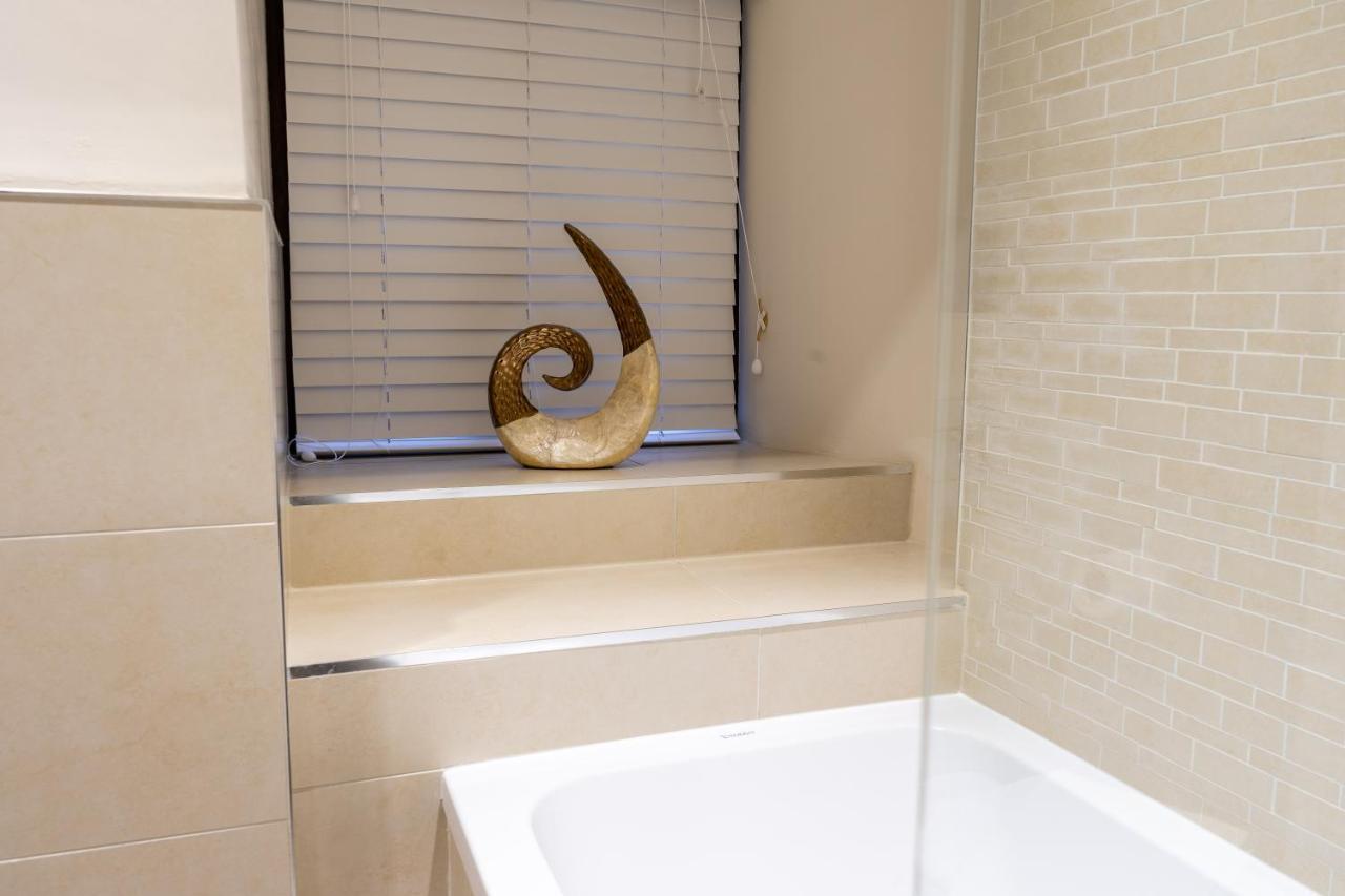 Apartment Centre Haven: Stylish 2-bed With Secure Parking & Garden Peterborough