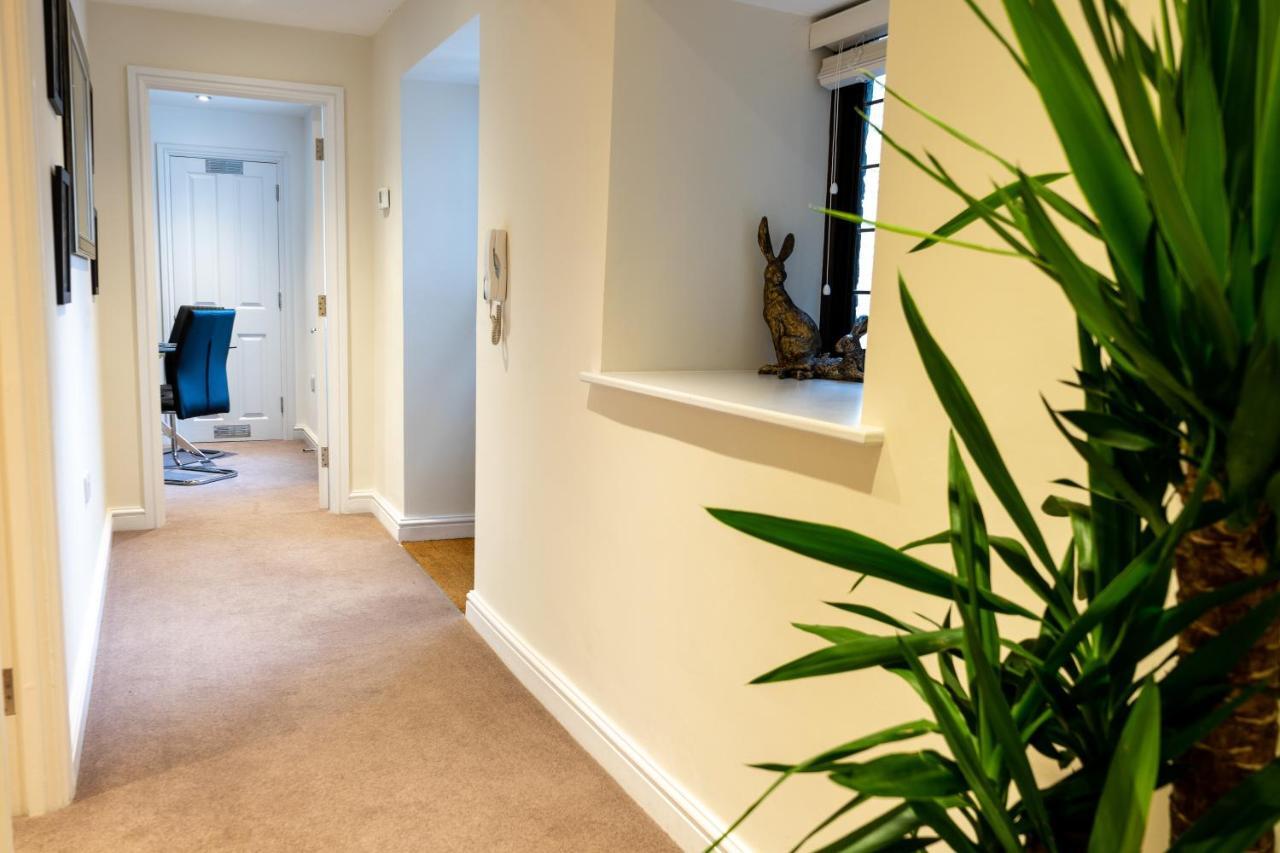 Centre Haven: Stylish 2-bed With Secure Parking & Garden *