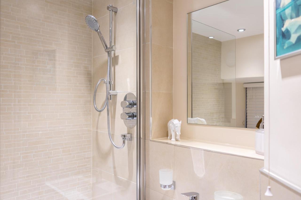 Centre Haven: Stylish 2-bed With Secure Parking & Garden