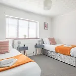 Cb Stays -5 Bedroom House In Foxdale Peterborough