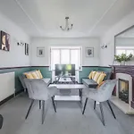 Cb Stays -5 Bedroom House In Foxdale Peterborough