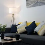 Close To City Centre Apartment - Sleeps Up To 5, Perfect For Contractors With Private Secure Parking!