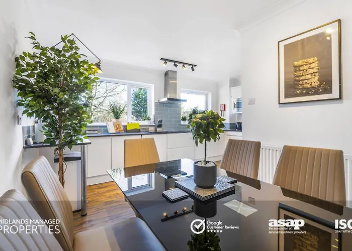 Modern 4 Bed Townhouse In Quiet Greenfield Location On Edge Of City Centre, 2Xfree Driveway Parking & Private Wifi, Private Rear Garden, 3 Floors Of Spacious Rooms