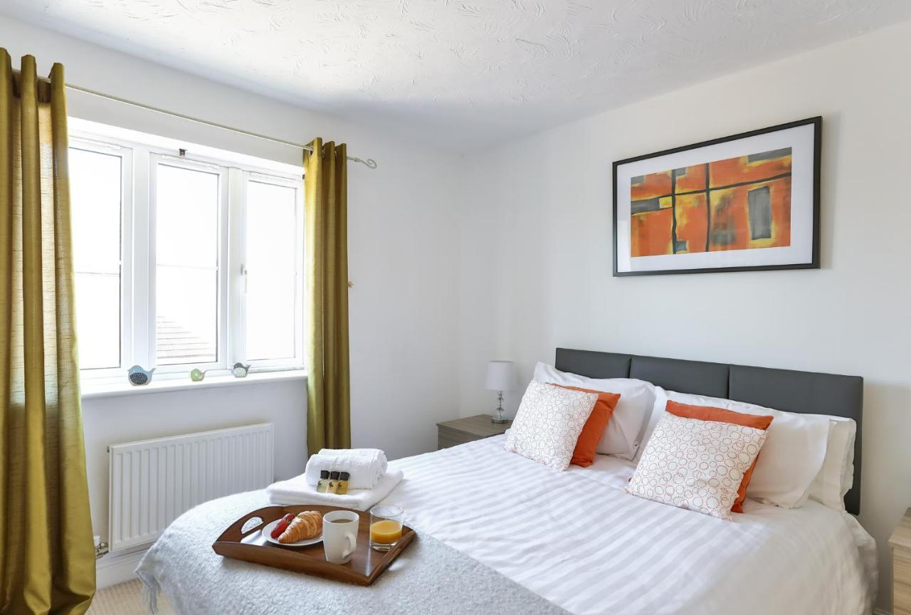 Kvm - Highclere House For Large Groups With Parking By Kvm Apartment Peterborough