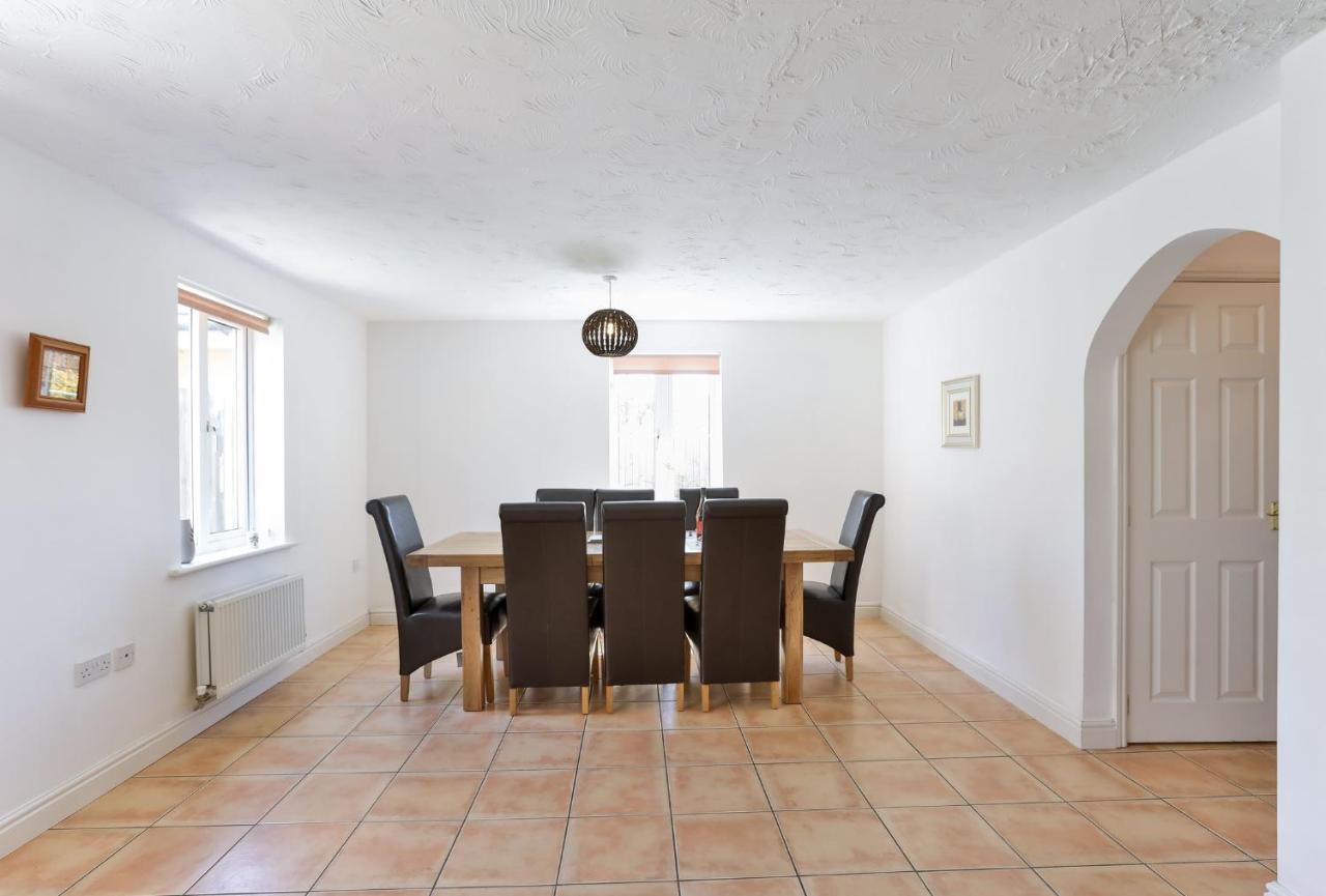 Kvm - Highclere House For Large Groups With Parking By Kvm Peterborough