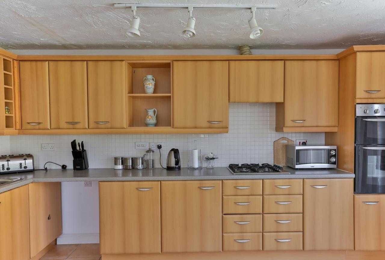 Kvm - Highclere House For Large Groups With Parking By Kvm Peterborough