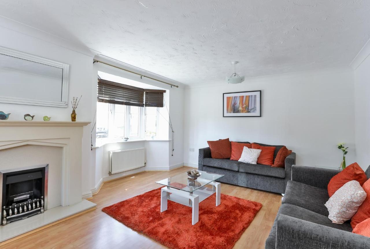 Kvm - Highclere House For Large Groups With Parking By Kvm *