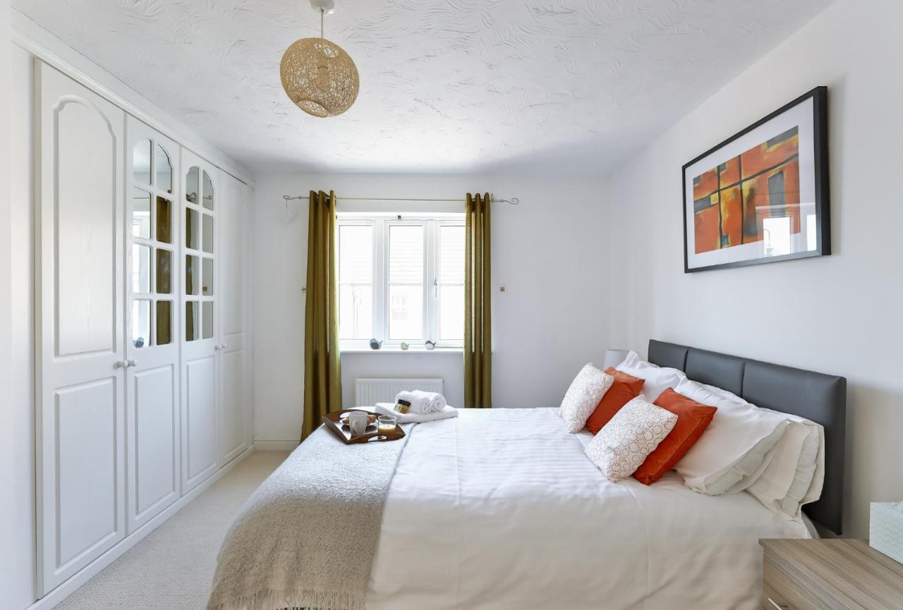 Kvm - Highclere House For Large Groups With Parking By Kvm Apartment *