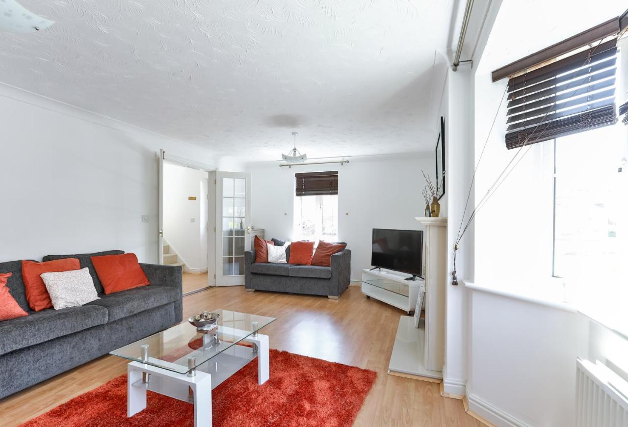 Kvm - Highclere House For Large Groups With Parking By Kvm Apartment Peterborough