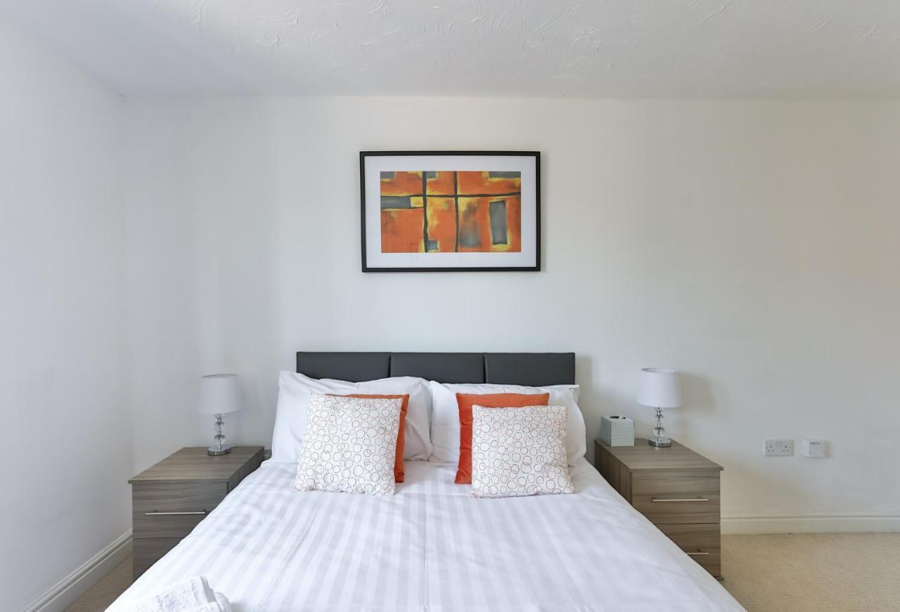 Kvm - Highclere House For Large Groups With Parking By Kvm * Peterborough