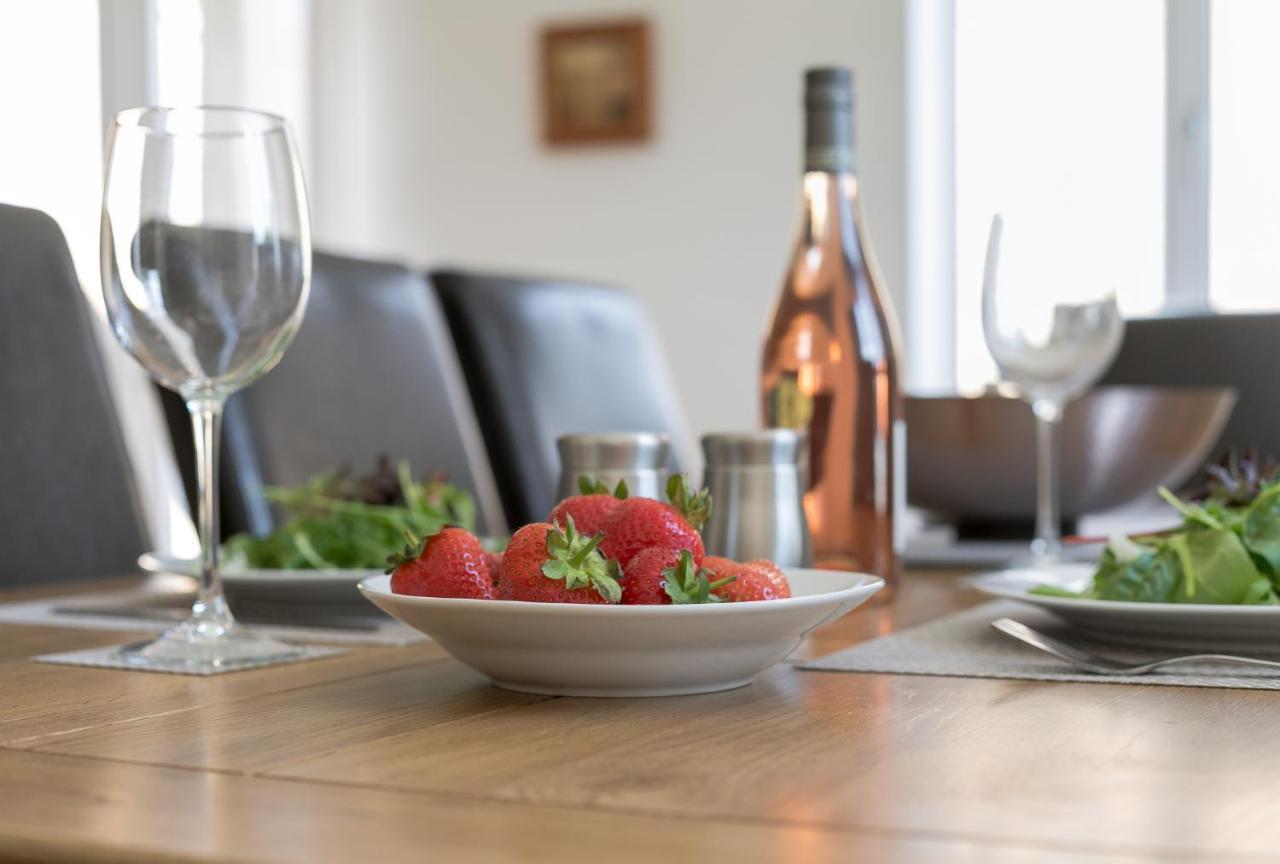 Kvm - Highclere House For Large Groups With Parking By Kvm Apartment *