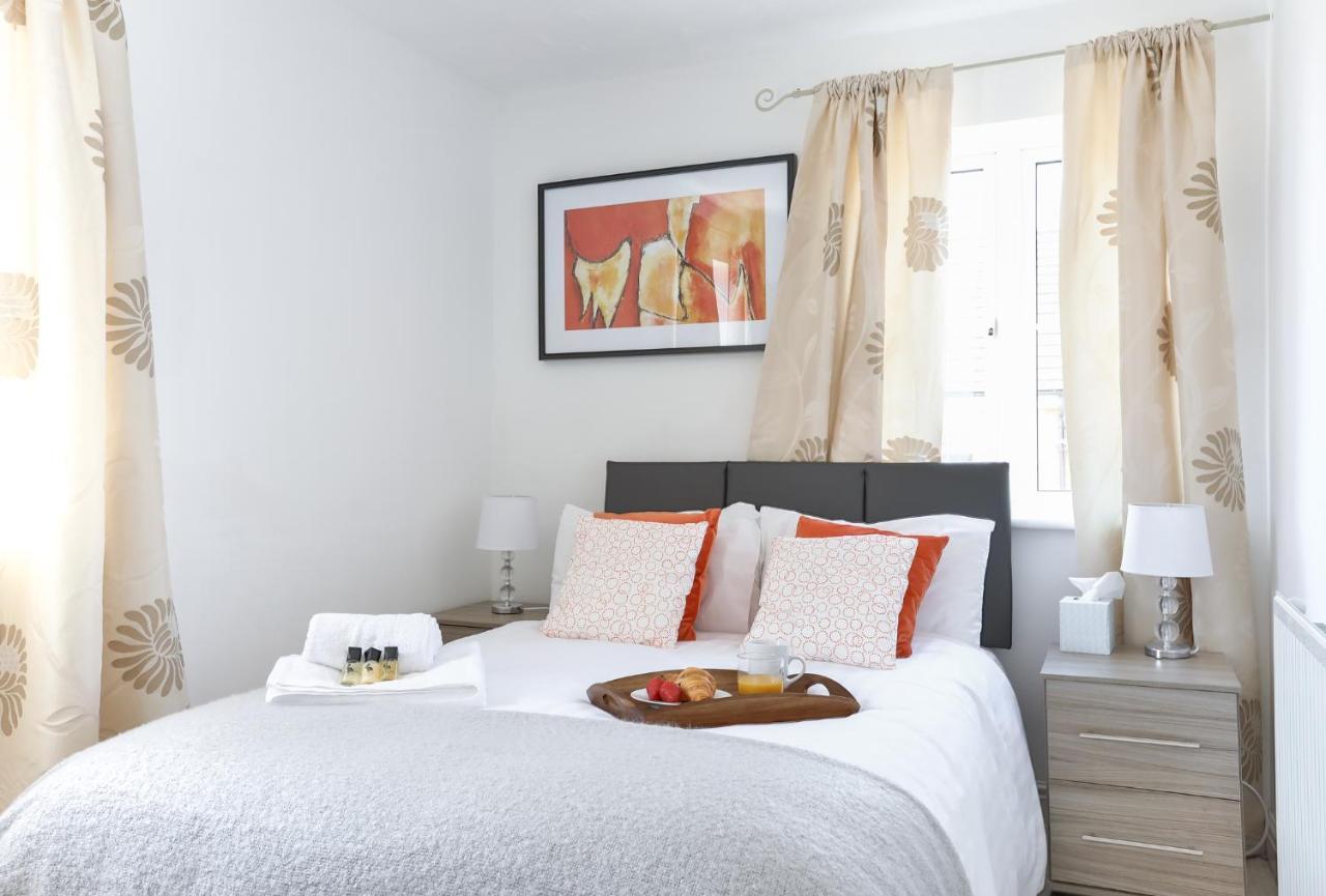 Kvm - Highclere House For Large Groups With Parking By Kvm Apartment Peterborough
