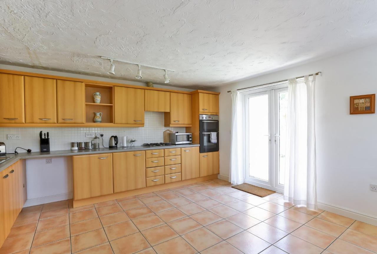 Kvm - Highclere House For Large Groups With Parking By Kvm Apartment *