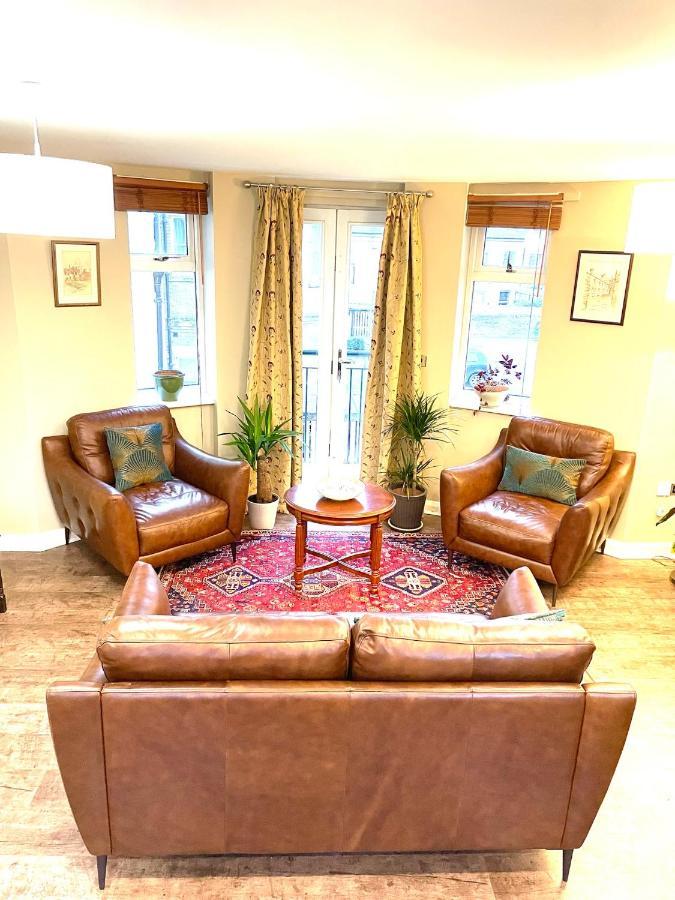 Luxurious Two-bedroom In The Centre Of Apartment *