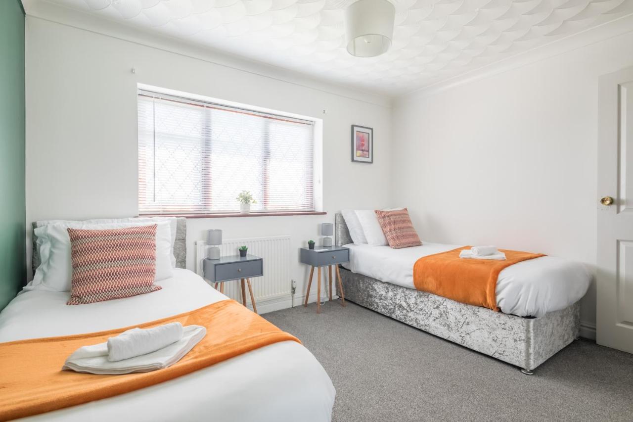 Cb -5 Bedroom House In Foxdale Apartment