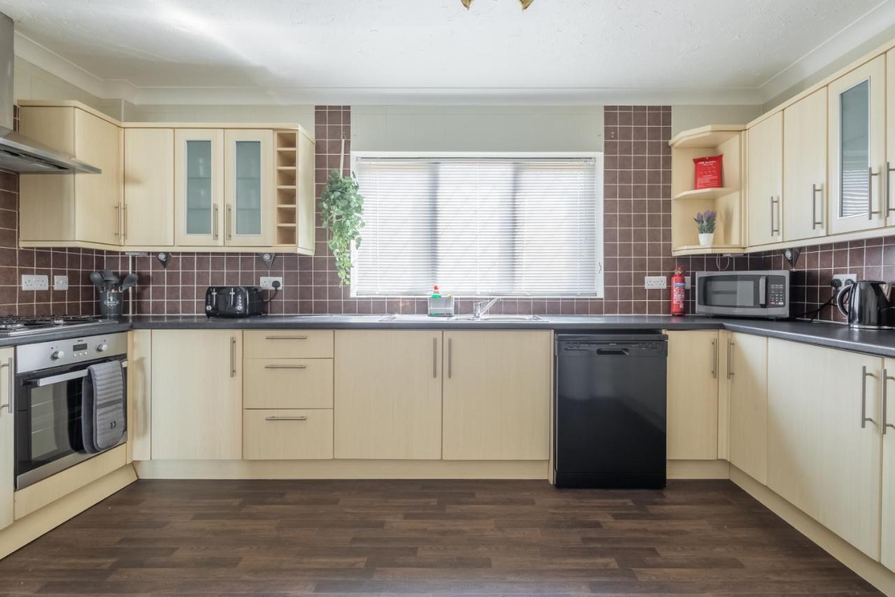 Cb -5 Bedroom House In Foxdale *
