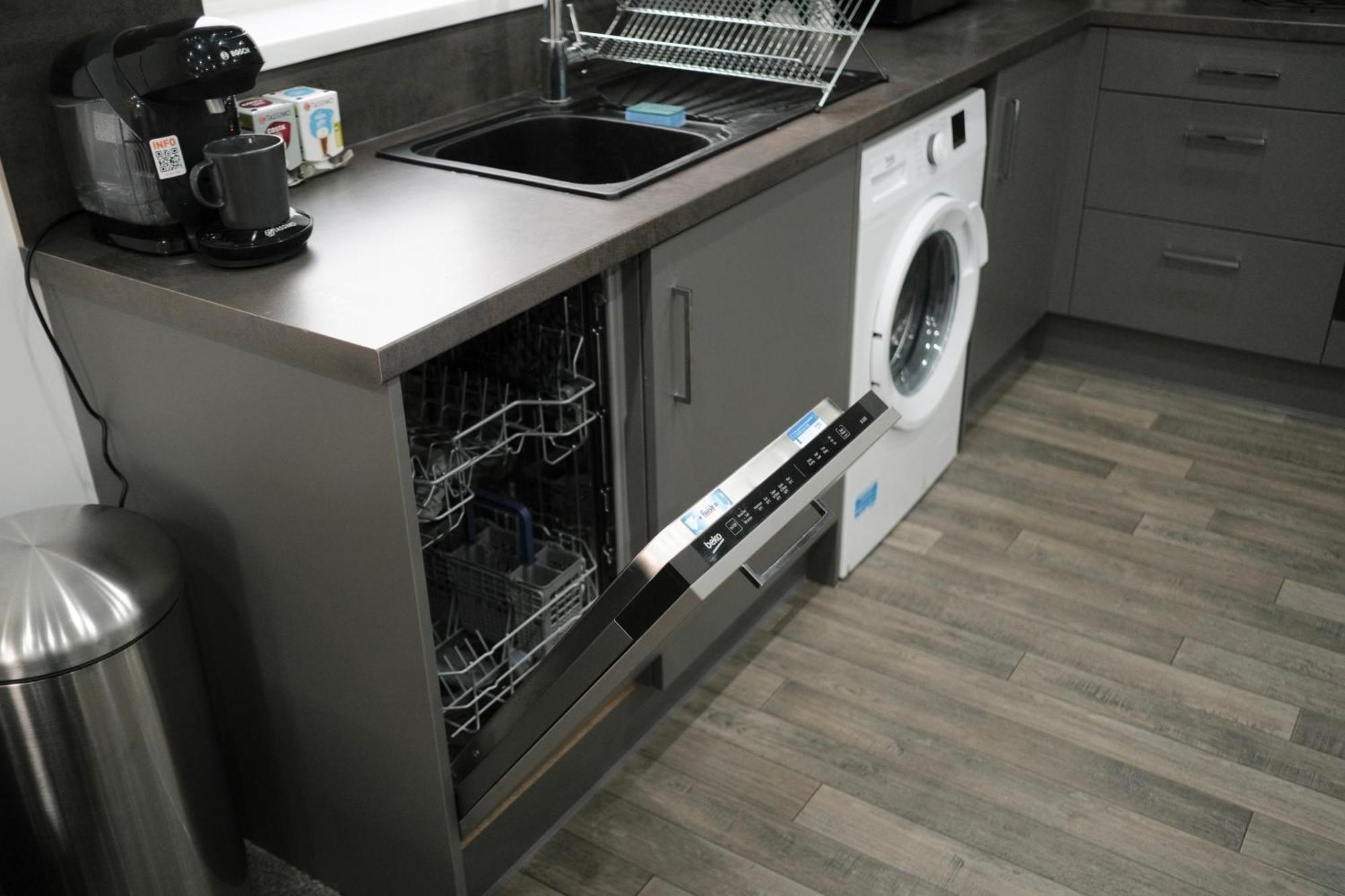Close To Centre - Sleeps Up To 5, Perfect For Contractors With Private Secure Parking! Peterborough