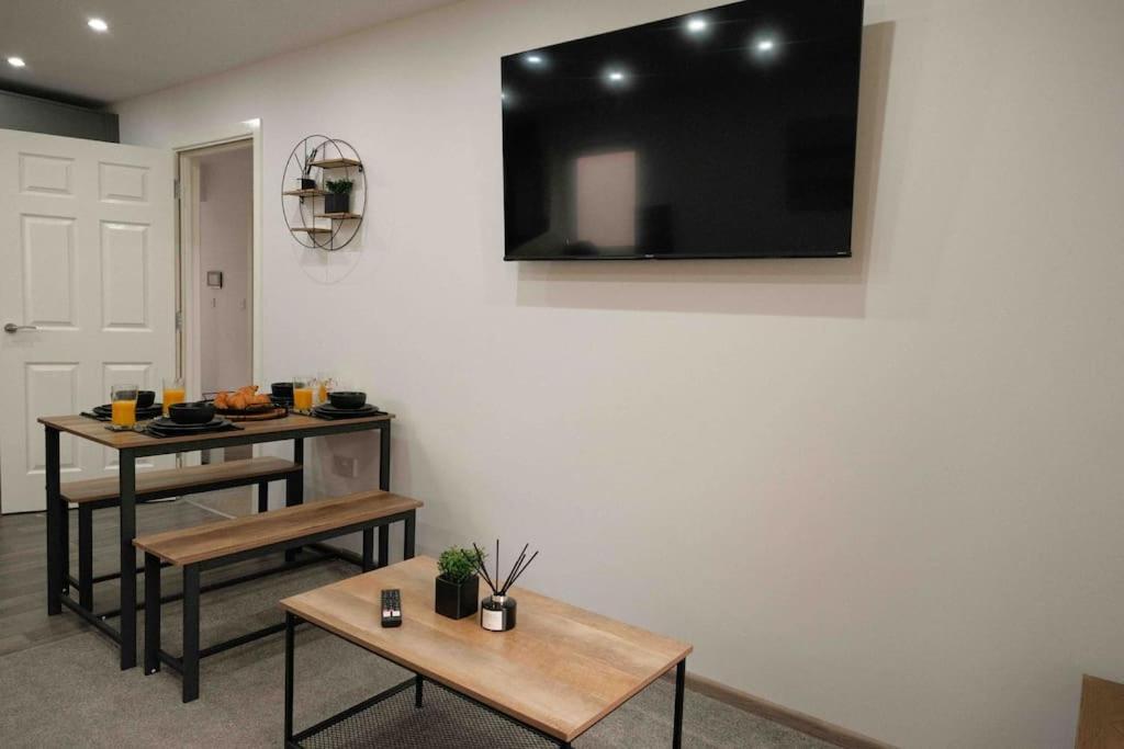 Close To Centre - Sleeps Up To 5, Perfect For Contractors With Private Secure Parking! *
