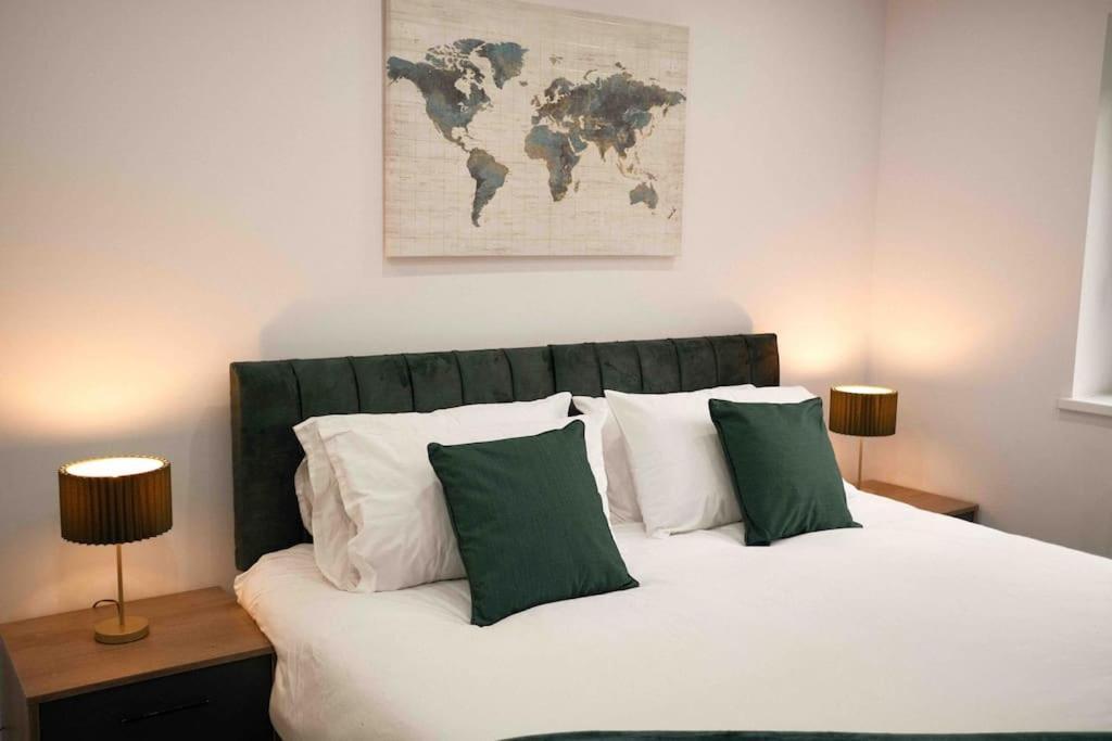 Close To Centre - Sleeps Up To 5, Perfect For Contractors With Private Secure Parking! Peterborough