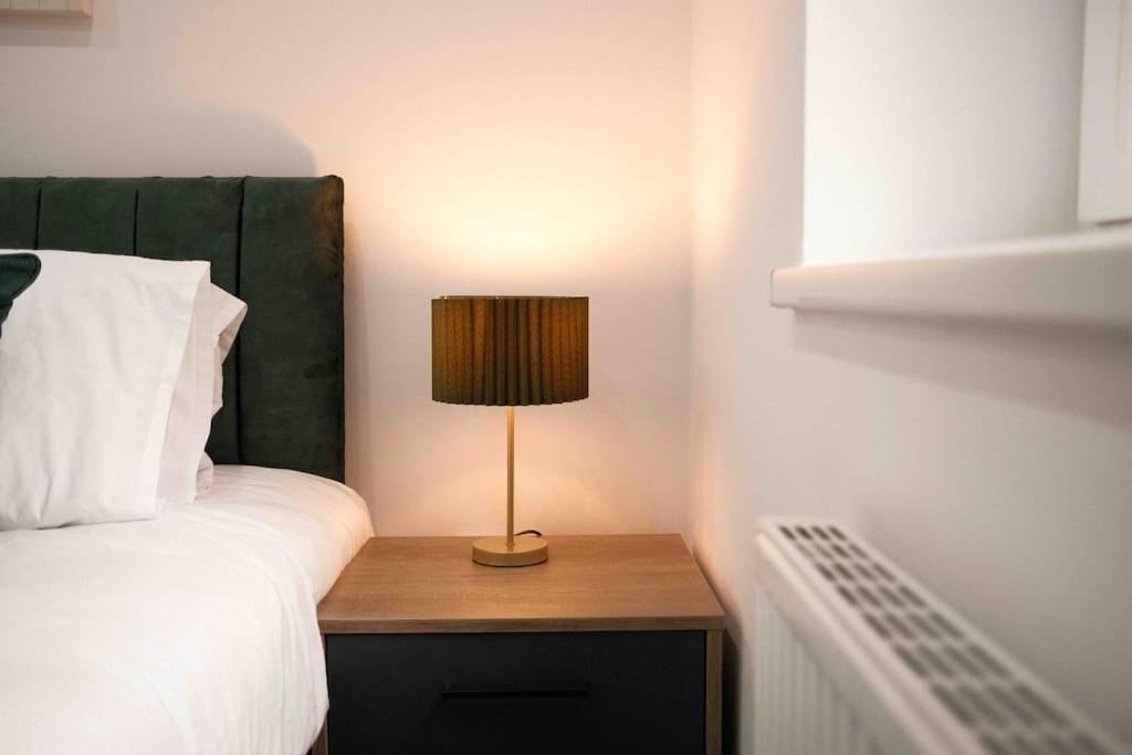 Close To Centre - Sleeps Up To 5, Perfect For Contractors With Private Secure Parking! Apartment Peterborough