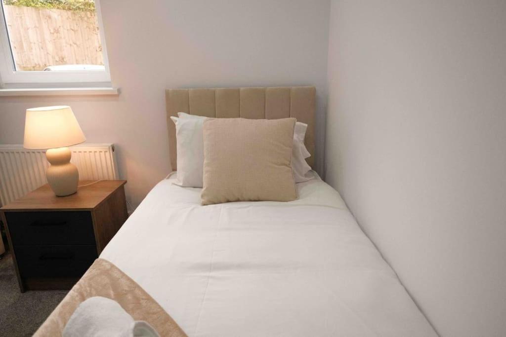 Close To Centre - Sleeps Up To 5, Perfect For Contractors With Private Secure Parking! Apartment