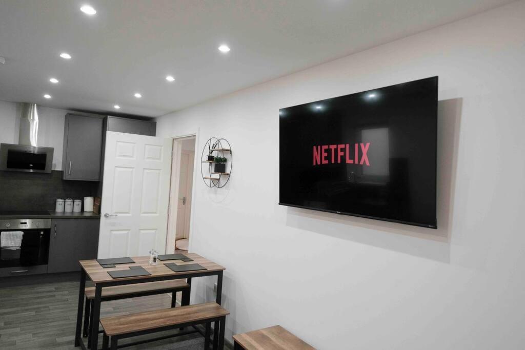 Apartment Close To Centre - Sleeps Up To 5, Perfect For Contractors With Private Secure Parking! *