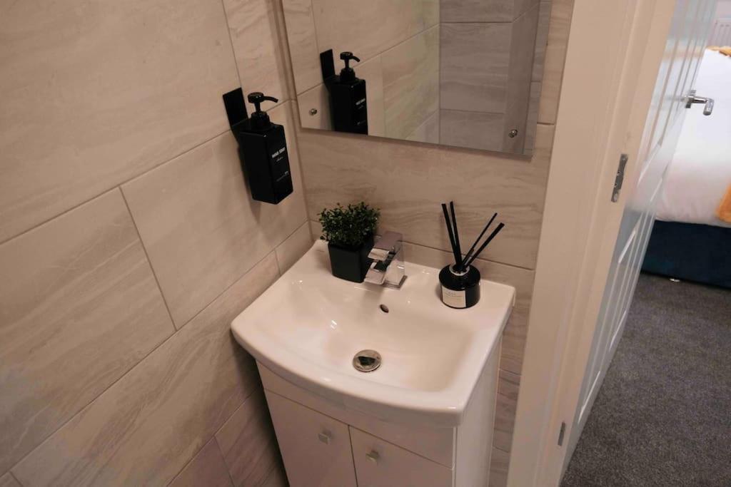 Close To Centre - Sleeps Up To 5, Perfect For Contractors With Private Secure Parking!